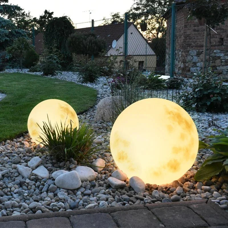 NOUVEAU RICHE Magische Mondschein-Gartenlampe – Mondlampe für Garten & Terrasse, USB-aufladbare LED, 20–50 cm – LunaGlow