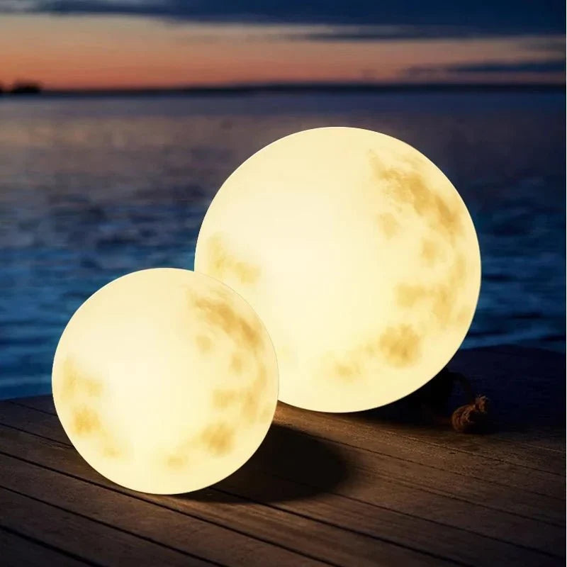 NOUVEAU RICHE Magische Mondschein-Gartenlampe – Mondlampe für Garten & Terrasse, USB-aufladbare LED, 20–50 cm – LunaGlow