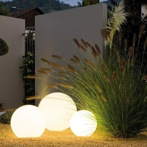 NOUVEAU RICHE Runde Gartenbeleuchtung – LED-Leuchtkugel für Garten & Terrasse mit 16 Farben & Fernbedienung, 12–25 cm – GlowSphere