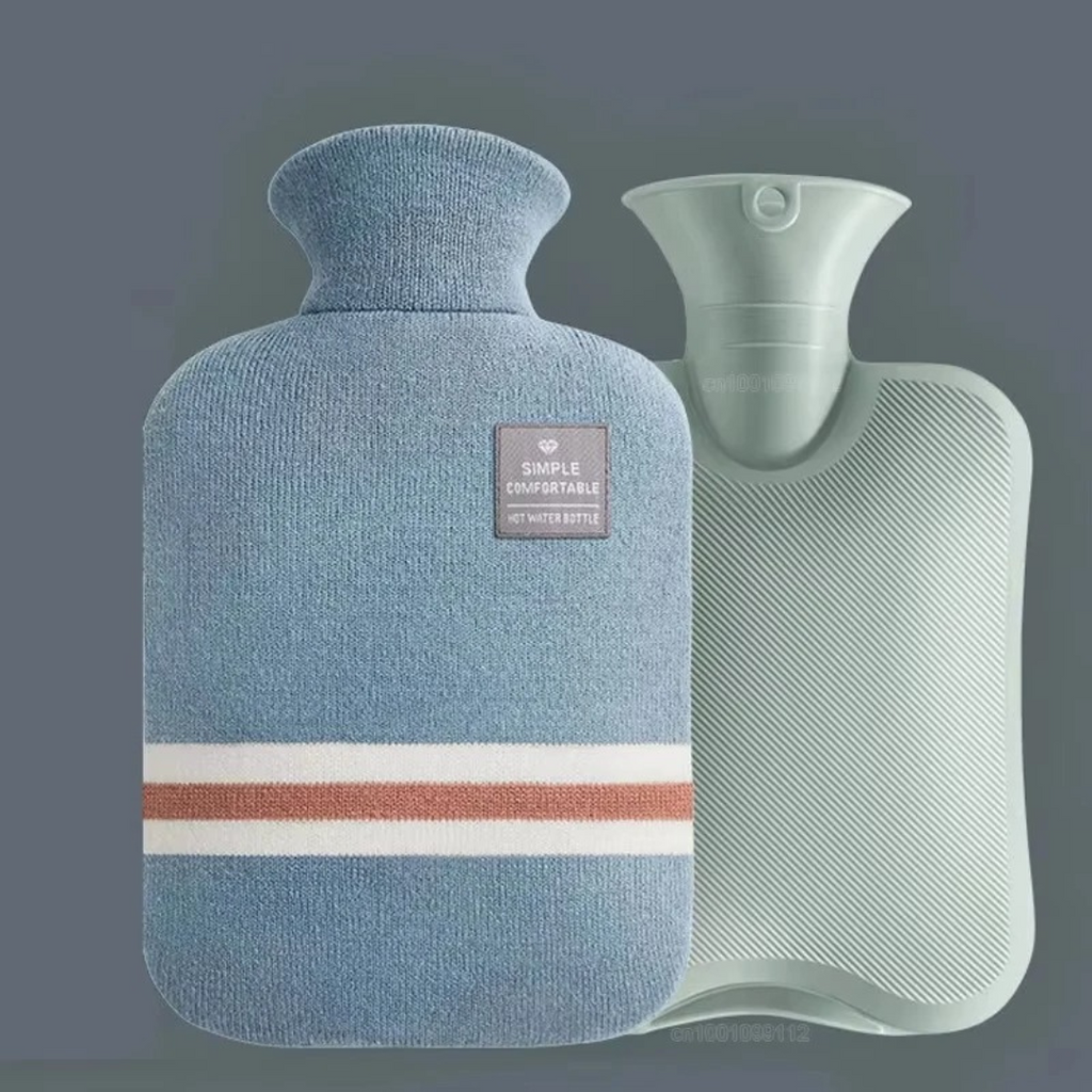 NOUVEAU RICHE Bettflasche mit Strickbezug 1 Liter – Wärmflasche mit weichem Bezug für kalte Winterabende, 5 Farben