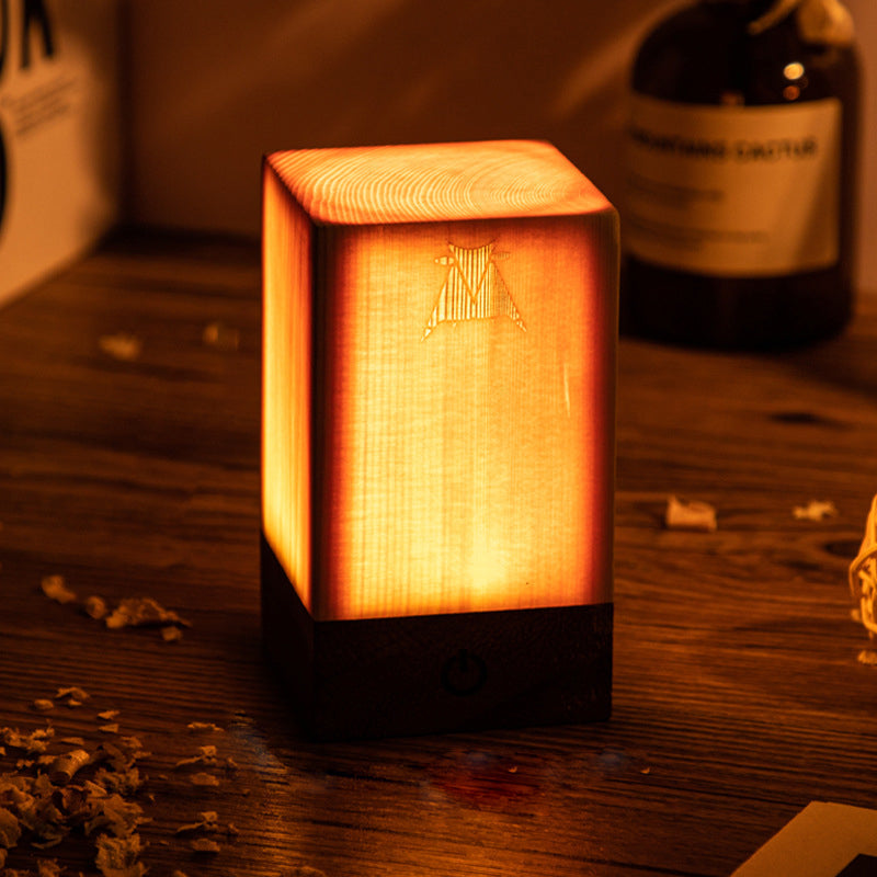NOUVEAU RICHE Stilvolle LED-Tischlampe – Kabellose Akku Nachttischlampe in Holzoptik, Touch-Dimmbar, 3 Formen – WoodGlow Quadrat 6cm x 6cm x 10cm