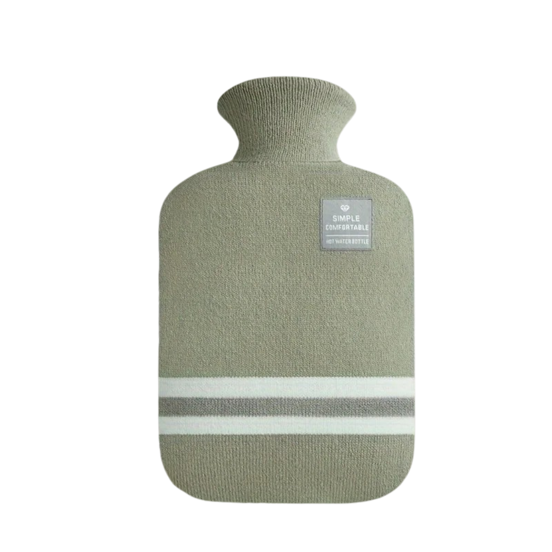NOUVEAU RICHE Bettflasche mit Strickbezug 1 Liter – Wärmflasche mit weichem Bezug für kalte Winterabende, 5 Farben