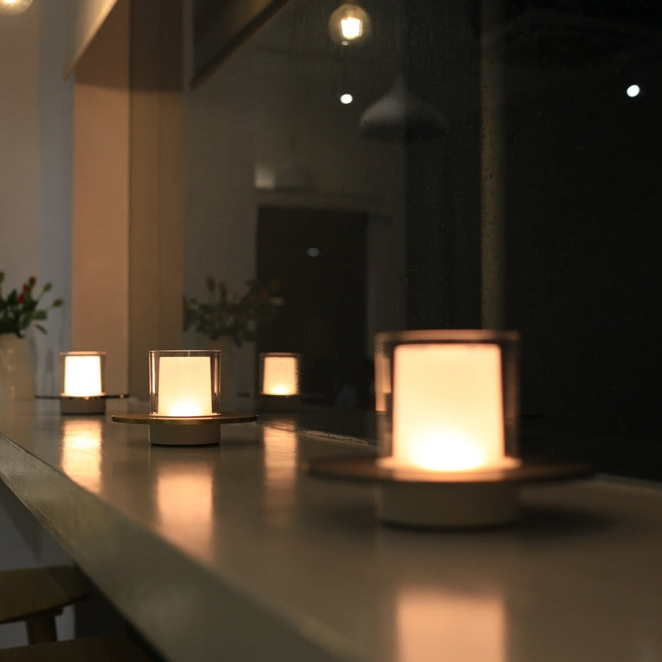 NOUVEAU RICHE Kabellose Kerzenlampe – LED Tischlampe mit Akku & Gestensteuerung, Warmweiss 2400K, bis 18 Std., Gold oder Silber – LumiFlame