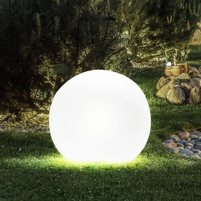 NOUVEAU RICHE Runde Gartenbeleuchtung – LED-Leuchtkugel für Garten & Terrasse mit 16 Farben & Fernbedienung, 12–25 cm – GlowSphere