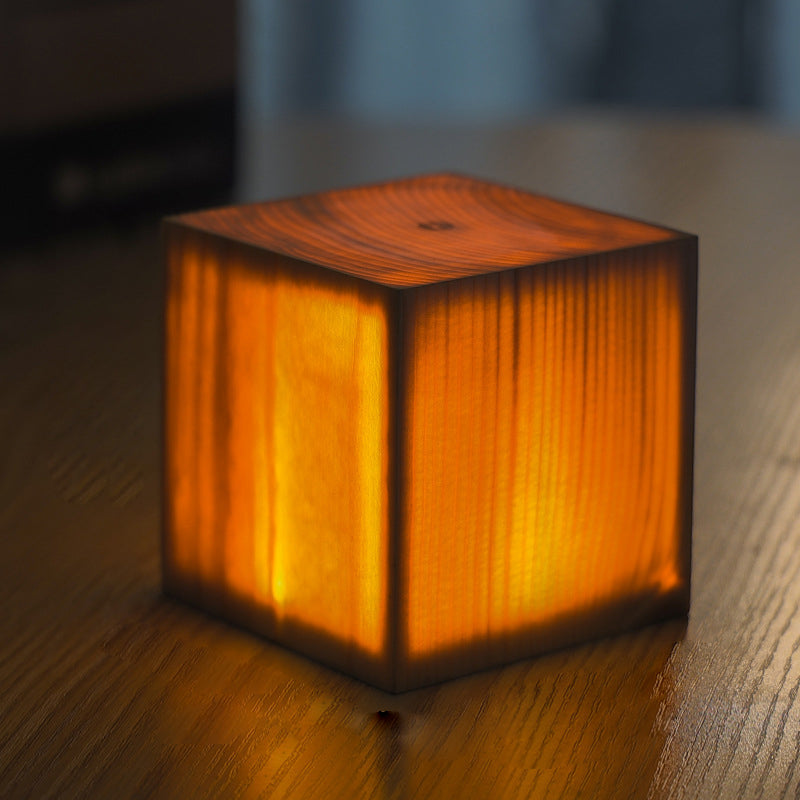 NOUVEAU RICHE Stilvolle LED-Tischlampe – Kabellose Akku Nachttischlampe in Holzoptik, Touch-Dimmbar, 3 Formen – WoodGlow Quadrat 8cm x 8cm x 9cm
