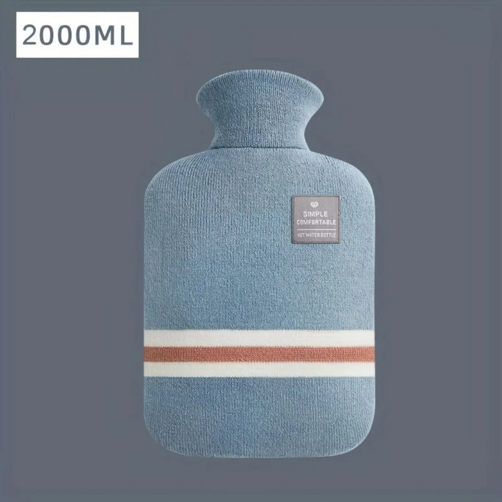 NOUVEAU RICHE Bettflasche mit Strickbezug 1 Liter – Wärmflasche mit weichem Bezug für kalte Winterabende, 5 Farben