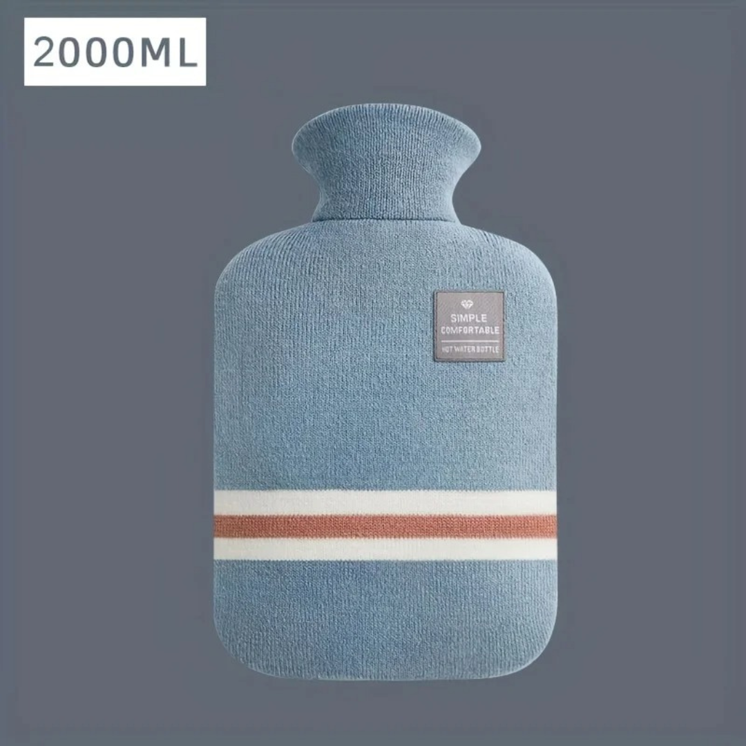 NOUVEAU RICHE Bettflasche mit Strickbezug 1 Liter – Wärmflasche mit weichem Bezug für kalte Winterabende, 5 Farben
