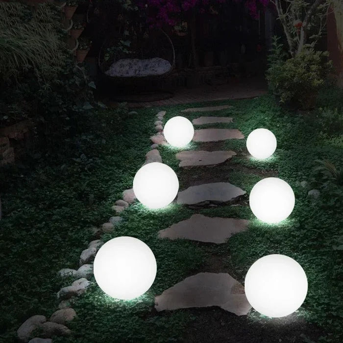 NOUVEAU RICHE Runde Gartenbeleuchtung – LED-Leuchtkugel für Garten & Terrasse mit 16 Farben & Fernbedienung, 12–25 cm – GlowSphere