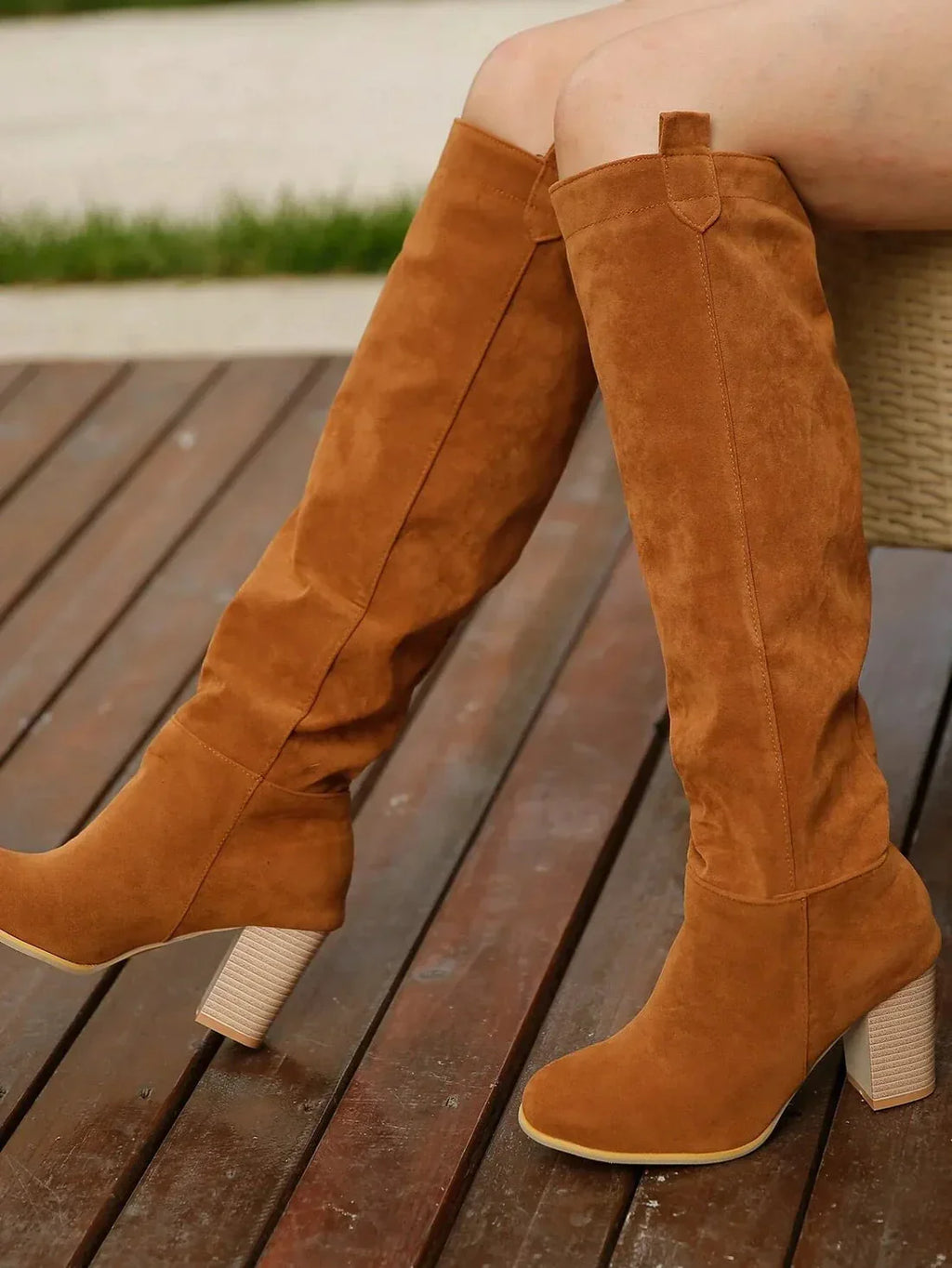 NOUVEAU RICHE Damen Kniehohe Wild Stiefel Mit Absatz Wild Finish Braun