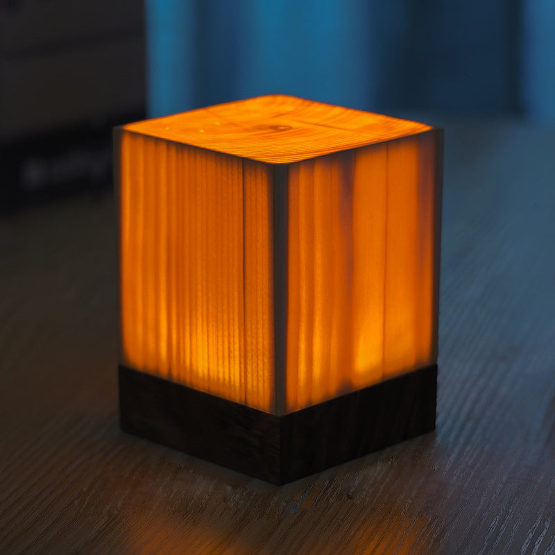 NOUVEAU RICHE Stilvolle LED-Tischlampe – Kabellose Akku Nachttischlampe in Holzoptik, Touch-Dimmbar, 3 Formen – WoodGlow Quadrat 8cm x 8cm x 12cm