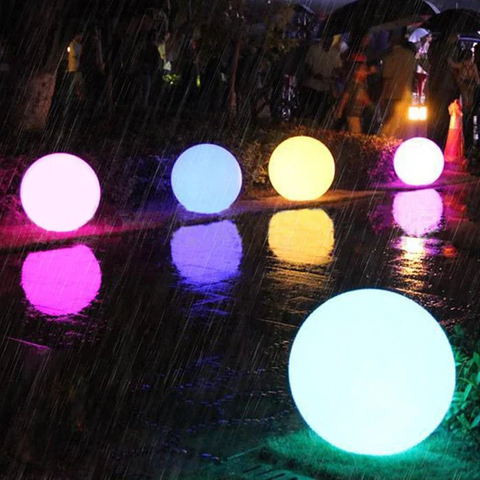 NOUVEAU RICHE Runde Gartenbeleuchtung – LED-Leuchtkugel für Garten & Terrasse mit 16 Farben & Fernbedienung, 12–25 cm – GlowSphere