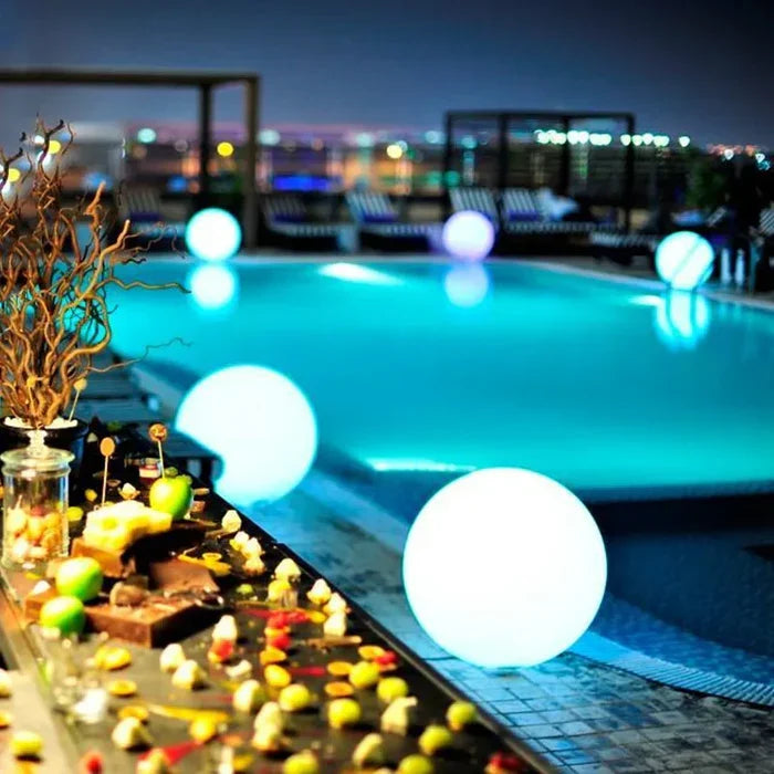 NOUVEAU RICHE Runde Gartenbeleuchtung – LED-Leuchtkugel für Garten & Terrasse mit 16 Farben & Fernbedienung, 12–25 cm – GlowSphere