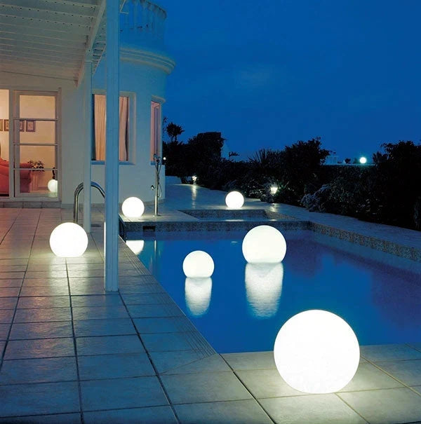 NOUVEAU RICHE Runde Gartenbeleuchtung – LED-Leuchtkugel für Garten & Terrasse mit 16 Farben & Fernbedienung, 12–25 cm – GlowSphere