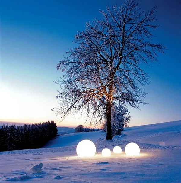 NOUVEAU RICHE Runde Gartenbeleuchtung – LED-Leuchtkugel für Garten & Terrasse mit 16 Farben & Fernbedienung, 12–25 cm – GlowSphere