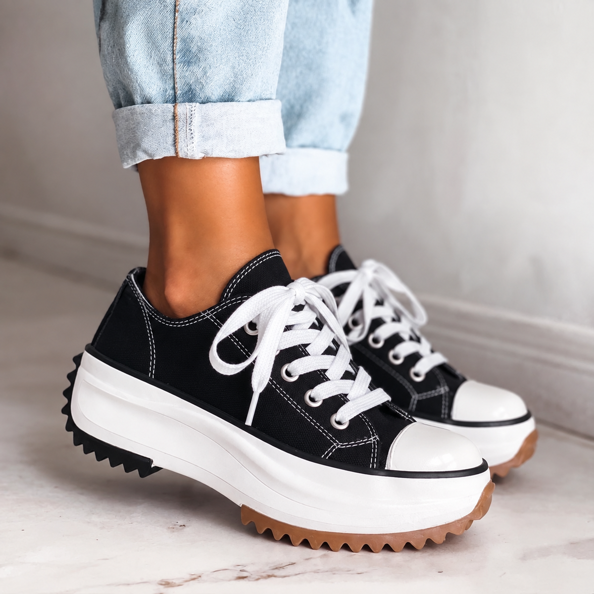 NOUVEAU RICHE Bequeme Damen Sneaker mit Fussbett – Komfort Sneaker mit Gewölbe- & Fersenstütze, gepolstert, 3 Farben, Gr. 35–43 – Parsha Schwarz