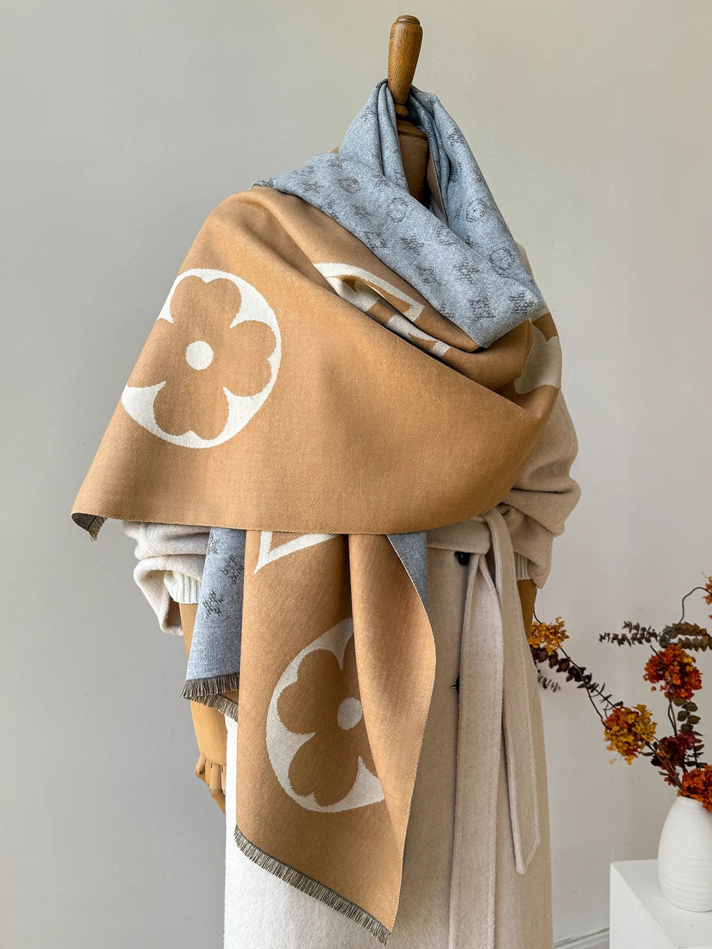 NOUVEAU RICHE Winterschal mit Jacquardmuster – Weicher grosser Wickelschal & Stola, 175 cm, Unisex, 3 Farben | Hommes Camel