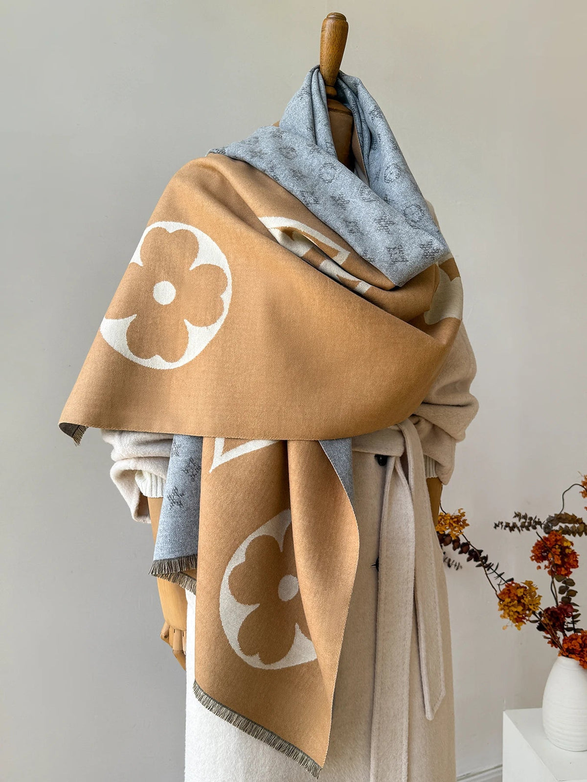 NOUVEAU RICHE Winterschal mit Jacquardmuster – Weicher grosser Wickelschal & Stola, 175 cm, Unisex, 3 Farben | Hommes Camel