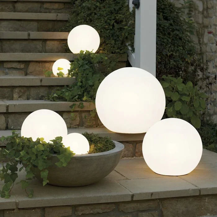 NOUVEAU RICHE Runde Gartenbeleuchtung – LED-Leuchtkugel für Garten & Terrasse mit 16 Farben & Fernbedienung, 12–25 cm – GlowSphere