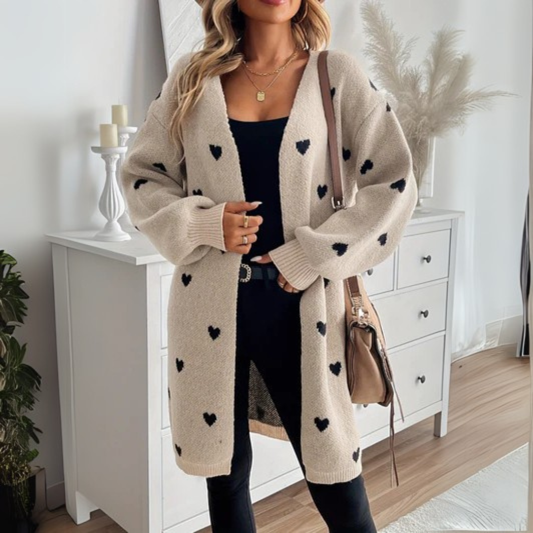 NOUVEAU RICHE Zarter Sweetheart-Cardigan – Damen Strickjacke mit Herzmotiv, schmaler Schnitt, Beige, S–XL – Solis