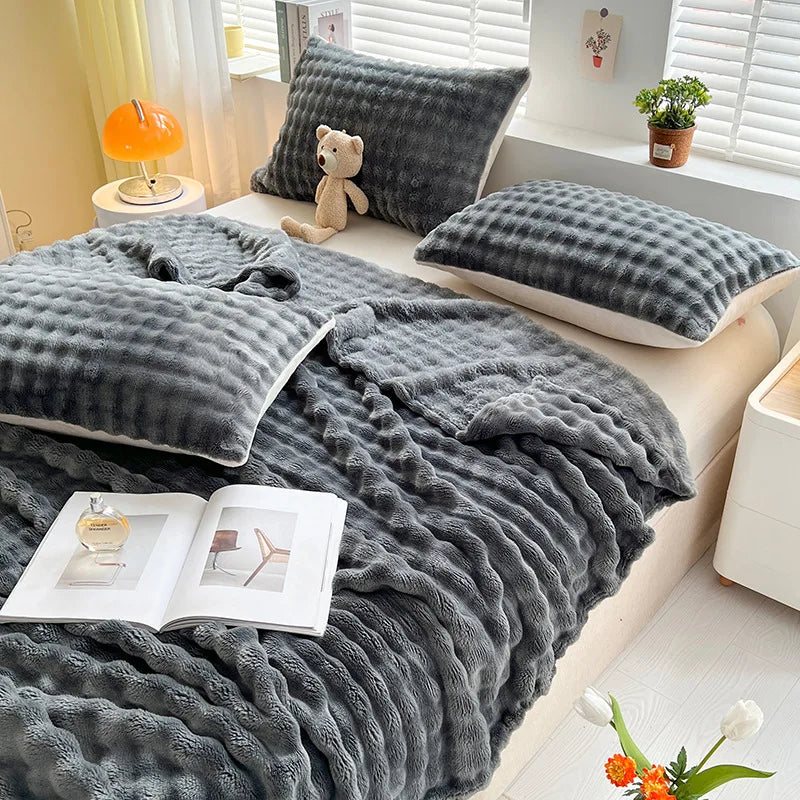 NOUVEAU RICHE Luxus-Fleecedecke mit Blasenstruktur – Weiche Korallenfleece Kuscheldecke für Sofa & Bett, Karomuster – BubbleNest
