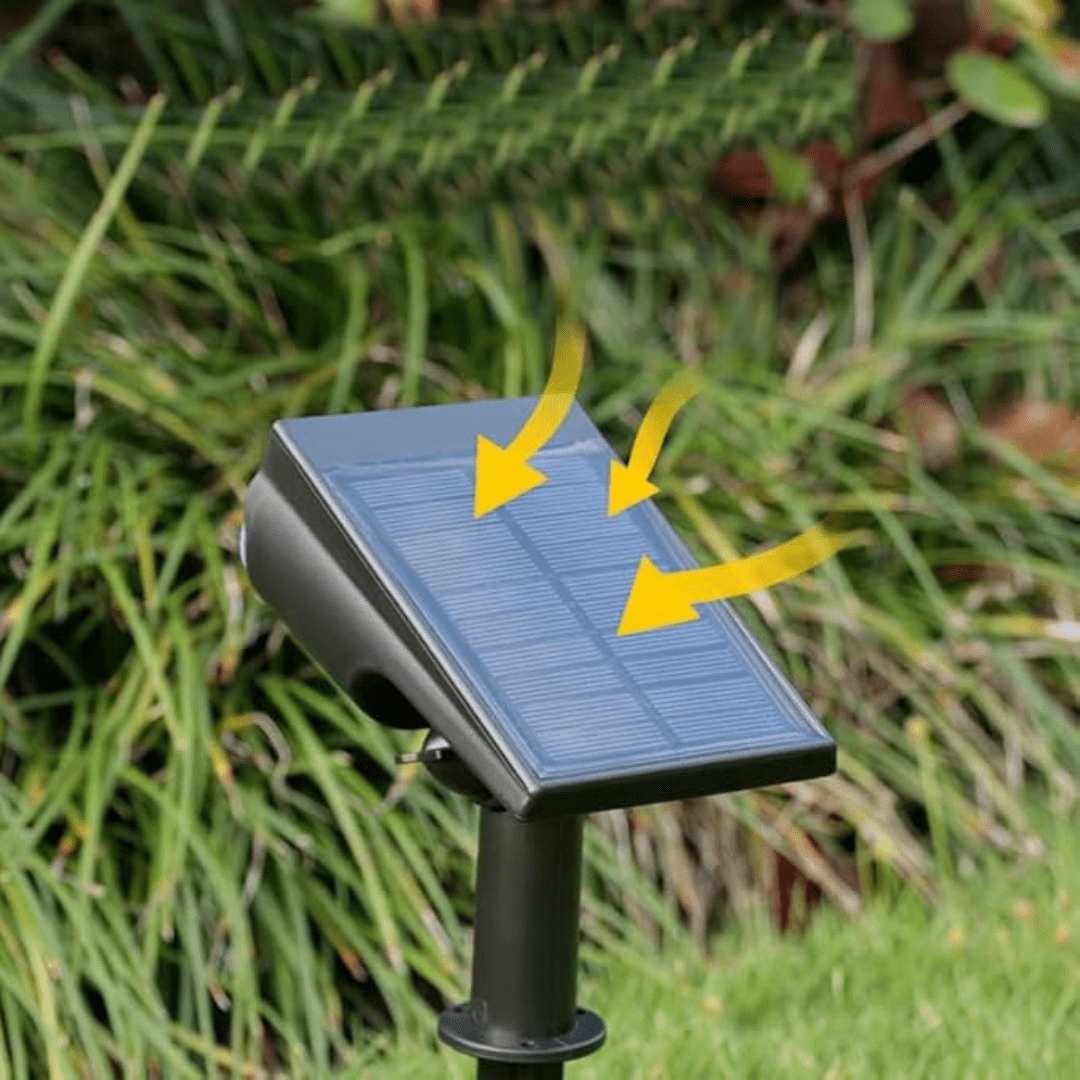 NOUVEAU RICHE Wasserdichter Solar-Gartenstrahler – Verstellbarer LED-Spot für Aussen mit 3 Helligkeitsstufen, IP65, Dämmerungsautomatik