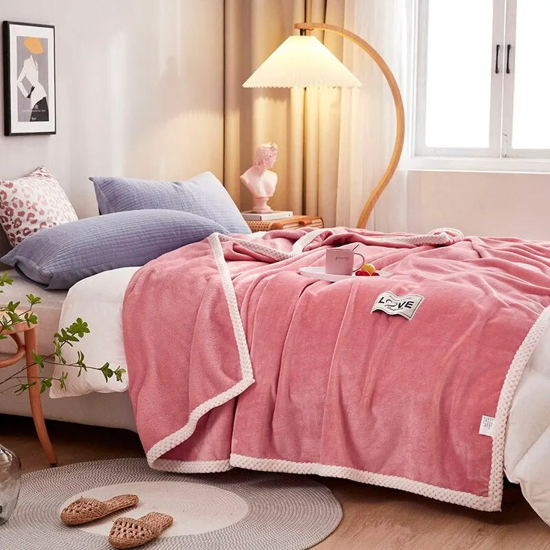 NOUVEAU RICHE Rosa Flanell-Fleecedecke – Weiche Plüsch Kuscheldecke für Sofa & Bett, Leicht & Warm, 3 Grössen – BlushCozy Rosa