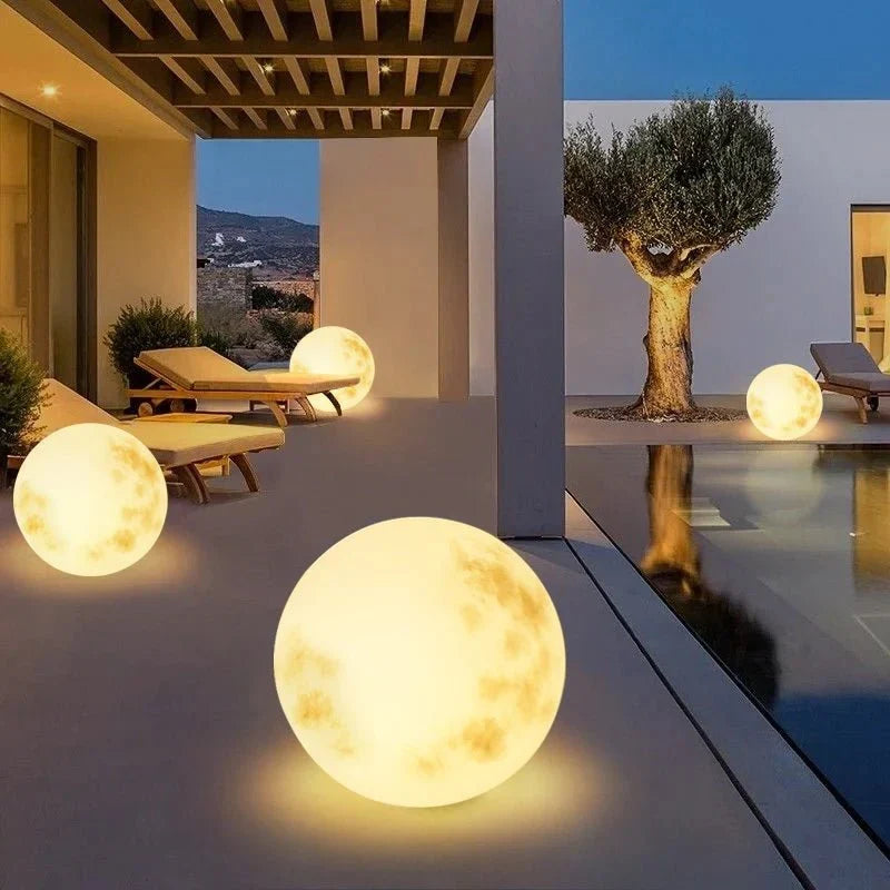 NOUVEAU RICHE Magische Mondschein-Gartenlampe – Mondlampe für Garten & Terrasse, USB-aufladbare LED, 20–50 cm – LunaGlow