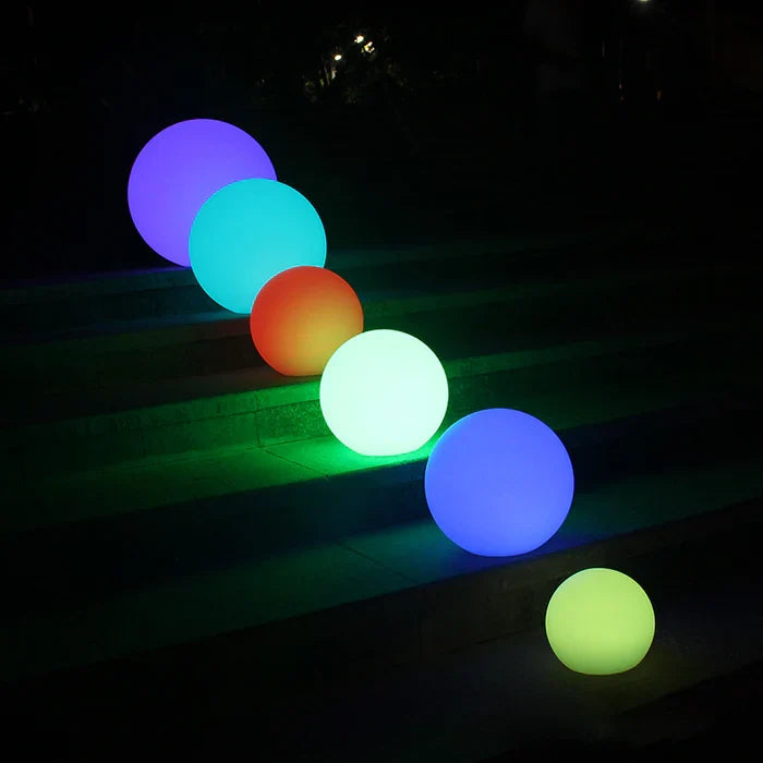 NOUVEAU RICHE Runde Gartenbeleuchtung – LED-Leuchtkugel für Garten & Terrasse mit 16 Farben & Fernbedienung, 12–25 cm – GlowSphere