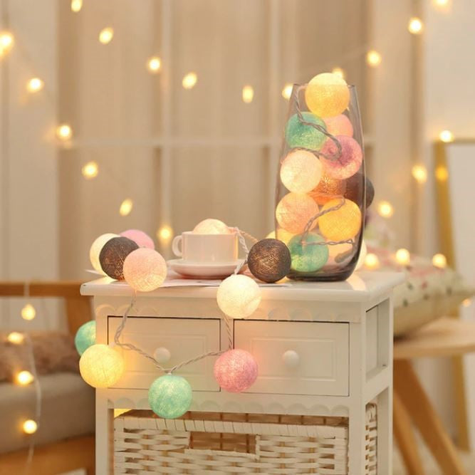 NOUVEAU RICHE Fröhliche Baumwollkugel-Lichterkette – Cotton Ball Lichterkette mit 10 LED Kugeln, USB oder Batterie, 9 Farben – LumiBall