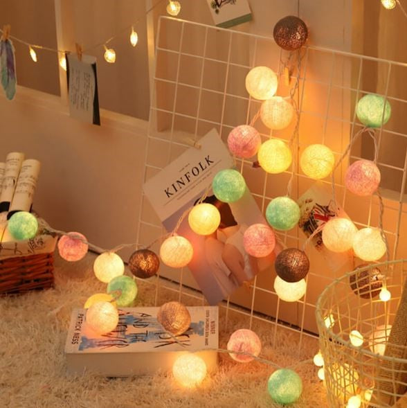 NOUVEAU RICHE Fröhliche Baumwollkugel-Lichterkette – Cotton Ball Lichterkette mit 10 LED Kugeln, USB oder Batterie, 9 Farben – LumiBall