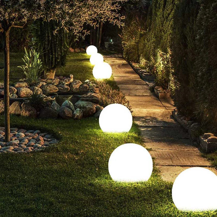 NOUVEAU RICHE Runde Gartenbeleuchtung – LED-Leuchtkugel für Garten & Terrasse mit 16 Farben & Fernbedienung, 12–25 cm – GlowSphere