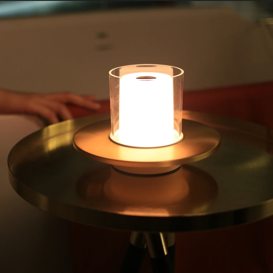 NOUVEAU RICHE Kabellose Kerzenlampe – LED Tischlampe mit Akku & Gestensteuerung, Warmweiss 2400K, bis 18 Std., Gold oder Silber – LumiFlame