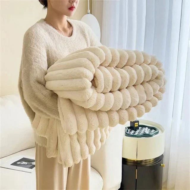 NOUVEAU RICHE Luxus-Komfortdecke – Weiche Kaninchen-Plüsch Kuscheldecke, Warme Wohndecke für Bett & Sofa, 180x200 cm – CozyWrap Off-White