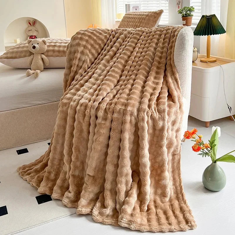 NOUVEAU RICHE Luxus-Fleecedecke mit Blasenstruktur – Weiche Korallenfleece Kuscheldecke für Sofa & Bett, Karomuster – BubbleNest Braun