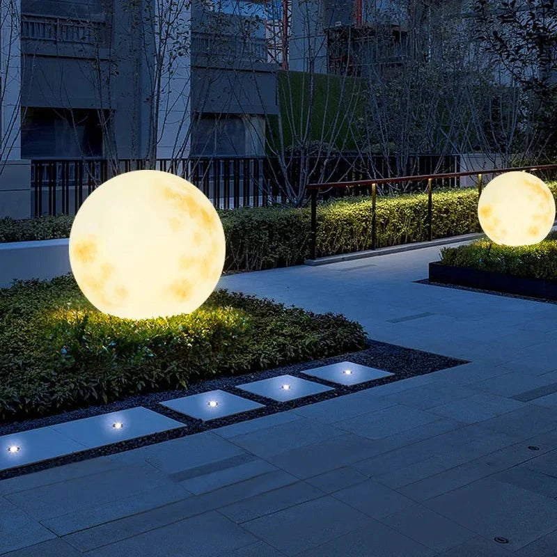 NOUVEAU RICHE Magische Mondschein-Gartenlampe – Mondlampe für Garten & Terrasse, USB-aufladbare LED, 20–50 cm – LunaGlow