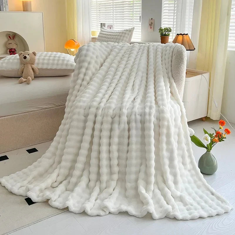 NOUVEAU RICHE Luxus-Fleecedecke mit Blasenstruktur – Weiche Korallenfleece Kuscheldecke für Sofa & Bett, Karomuster – BubbleNest Weiss