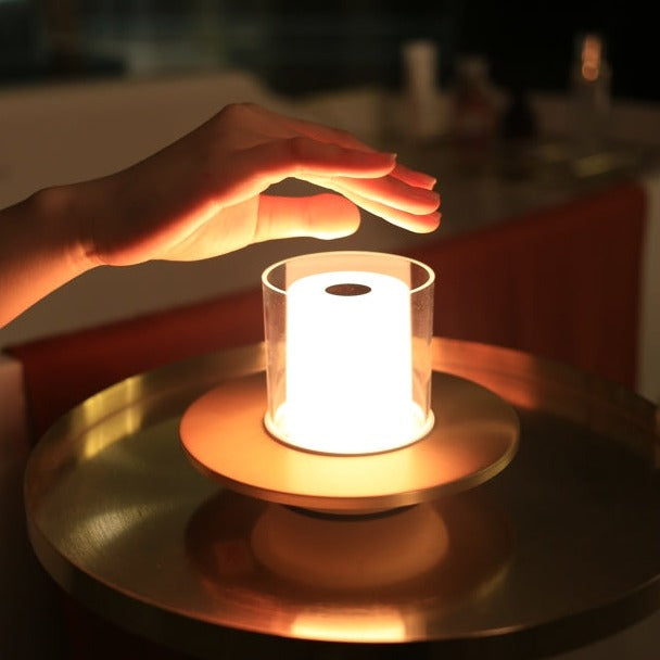 NOUVEAU RICHE Kabellose Kerzenlampe – LED Tischlampe mit Akku & Gestensteuerung, Warmweiss 2400K, bis 18 Std., Gold oder Silber – LumiFlame