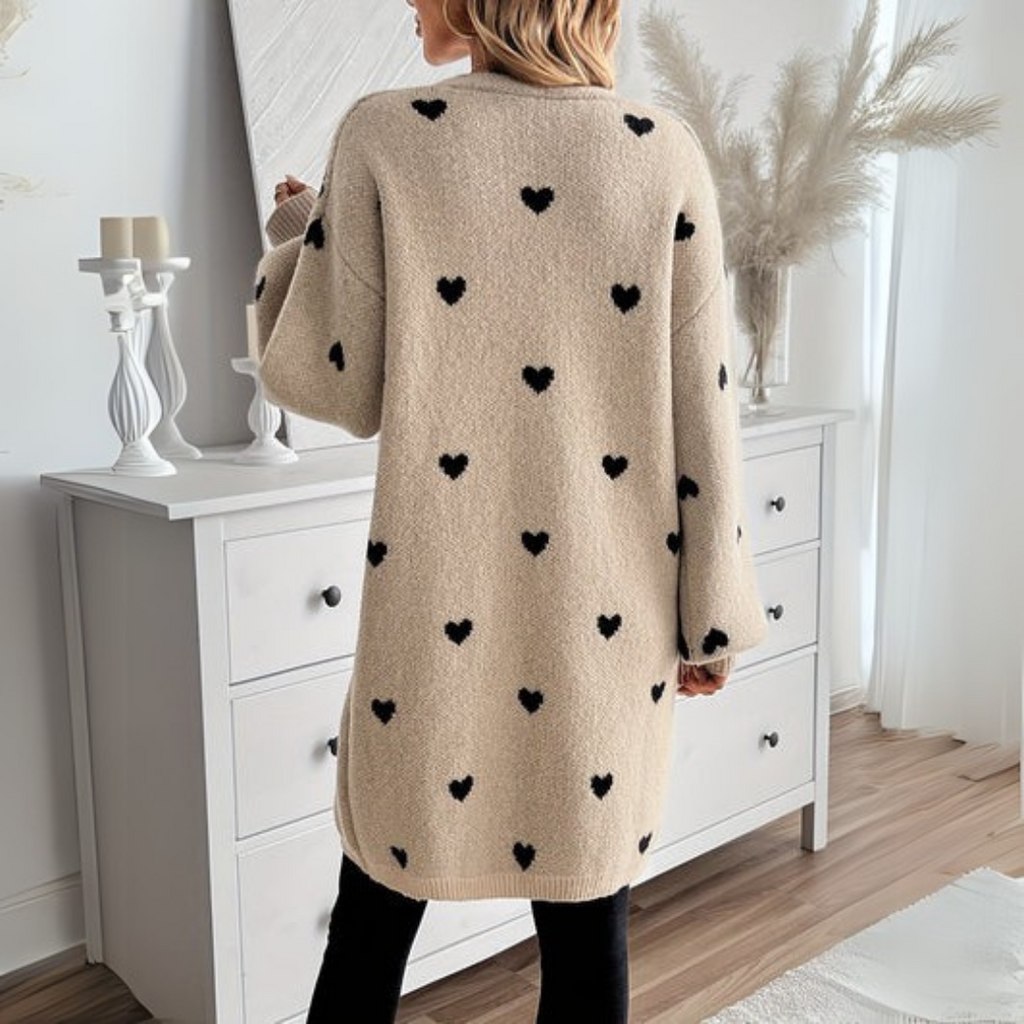 NOUVEAU RICHE Zarter Sweetheart-Cardigan – Damen Strickjacke mit Herzmotiv, schmaler Schnitt, Beige, S–XL – Solis