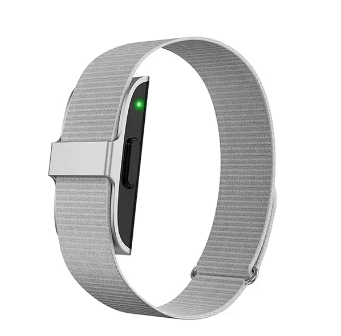 NOUVEAU RICHE Smart Fitness Tracker – Puls- & Aktivitätstracker mit 50+ Sportmodi, IP68, iOS & Android, 3 Farben Silber