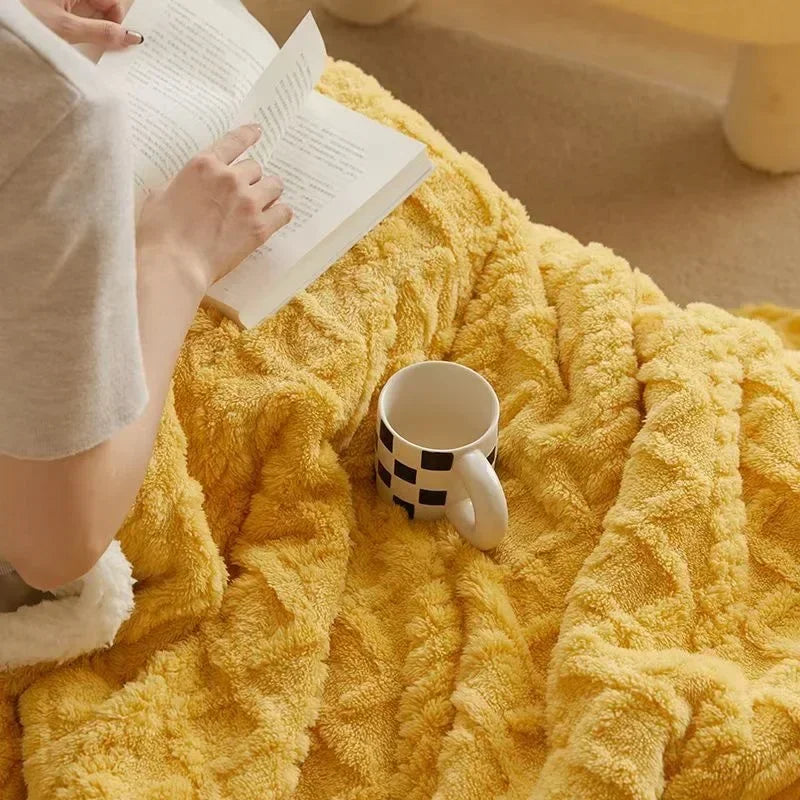NOUVEAU RICHE Dicke Winter-Lammwolldecke – Sherpa Fleece Kuscheldecke für Sofa & Bett, Warme Wohndecke, 4 Grössen – WarmWool Gelb