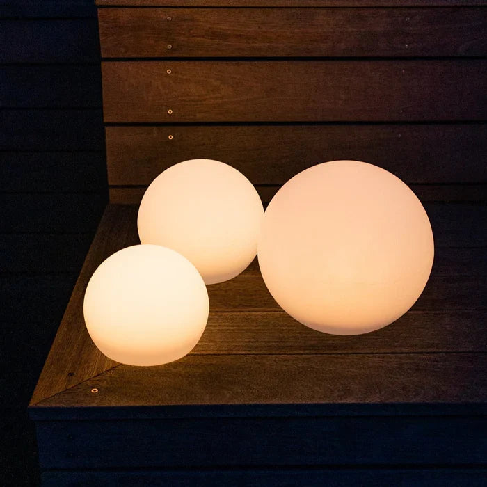NOUVEAU RICHE Runde Gartenbeleuchtung – LED-Leuchtkugel für Garten & Terrasse mit 16 Farben & Fernbedienung, 12–25 cm – GlowSphere