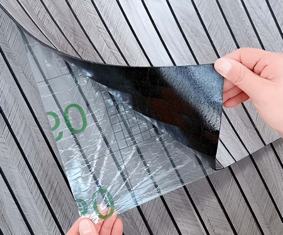 NOUVEAU RICHE Wandpaneele Selbstklebend Holzoptik – 3D Lamellen Wandverkleidung aus PVC, Rolle 40 x 300 cm, wasserabweisend, 4 Farben