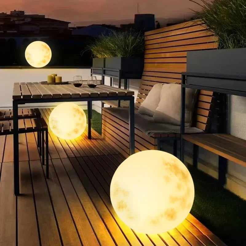 NOUVEAU RICHE Magische Mondschein-Gartenlampe – Mondlampe für Garten & Terrasse, USB-aufladbare LED, 20–50 cm – LunaGlow