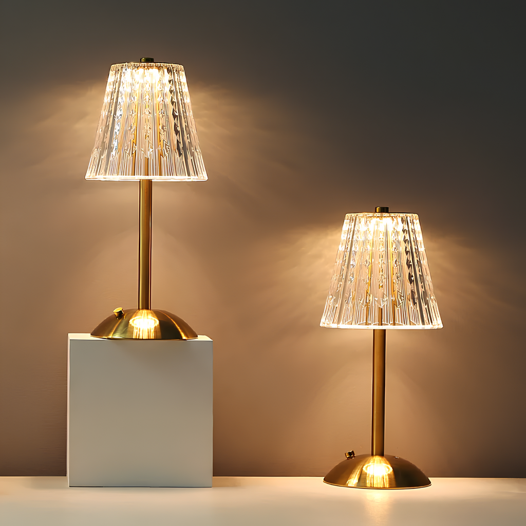 NOUVEAU RICHE Goldene Kristall-Tischlampe – Kabellose Akku Touch-Lampe mit Kristallschirm, Dimmbar, Gebürstetes Aluminium – Aurora Luxe
