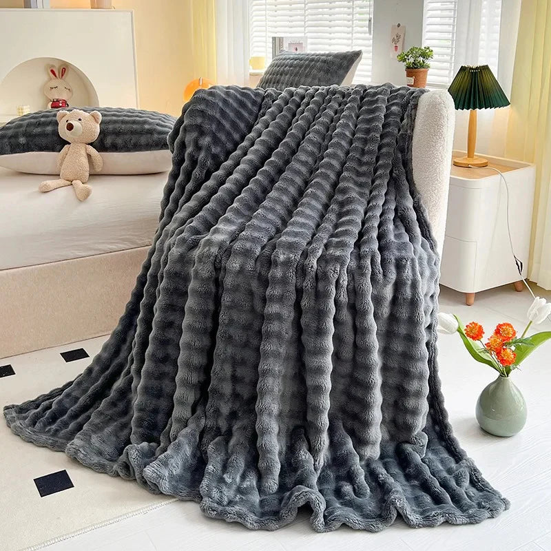 NOUVEAU RICHE Luxus-Fleecedecke mit Blasenstruktur – Weiche Korallenfleece Kuscheldecke für Sofa & Bett, Karomuster – BubbleNest Dunkelgrau
