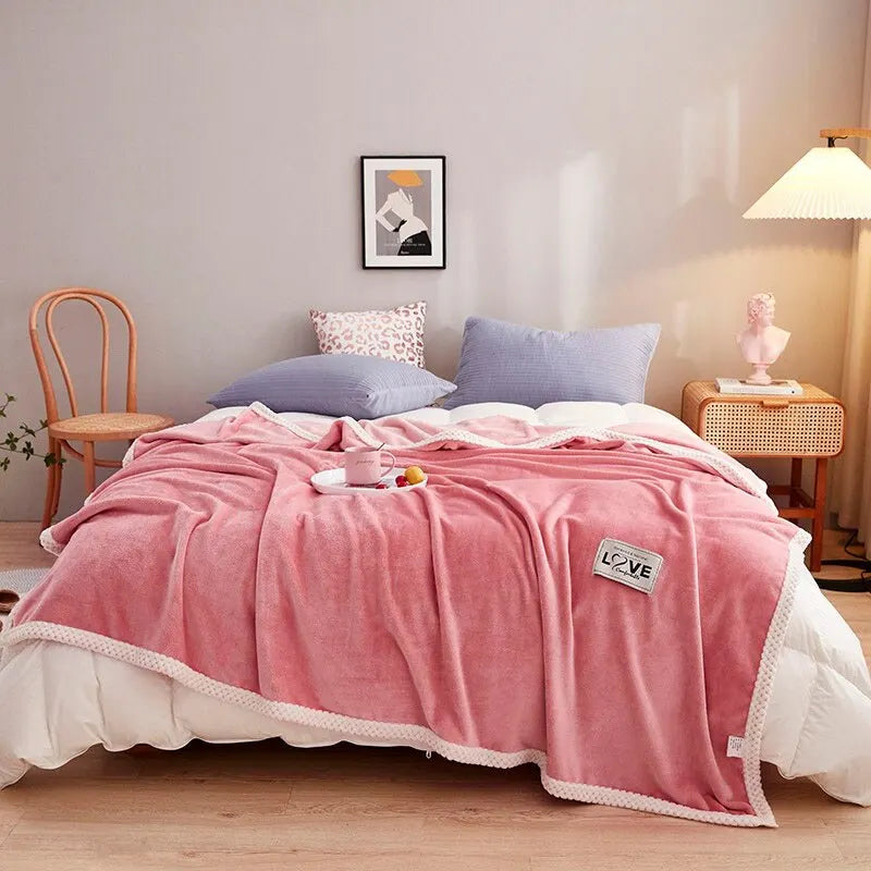 NOUVEAU RICHE Rosa Flanell-Fleecedecke – Weiche Plüsch Kuscheldecke für Sofa & Bett, Leicht & Warm, 3 Grössen – BlushCozy