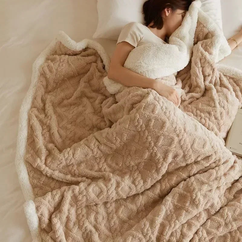 NOUVEAU RICHE Dicke Winter-Lammwolldecke – Sherpa Fleece Kuscheldecke für Sofa & Bett, Warme Wohndecke, 4 Grössen – WarmWool Hellbraun