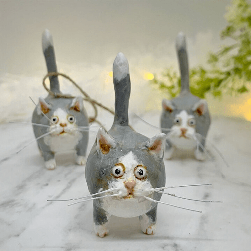 NOUVEAU RICHE Handgefertigter Katzen-Weihnachtsschmuck – Katzen Christbaumanhänger, Handbemalt, Geschenk für Katzenliebhaber – Purrfect Holiday Hangers Grau