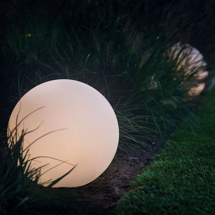 NOUVEAU RICHE Runde Gartenbeleuchtung – LED-Leuchtkugel für Garten & Terrasse mit 16 Farben & Fernbedienung, 12–25 cm – GlowSphere