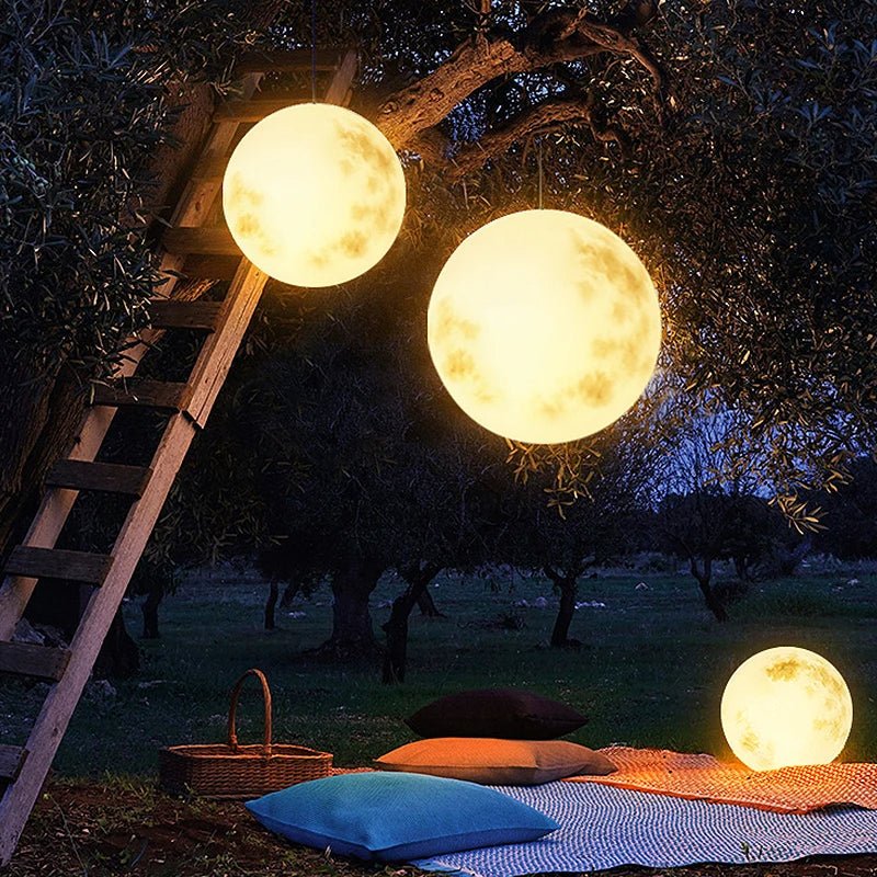 NOUVEAU RICHE Magische Mondschein-Gartenlampe – Mondlampe für Garten & Terrasse, USB-aufladbare LED, 20–50 cm – LunaGlow
